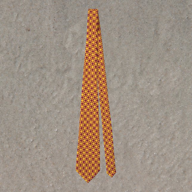 Cravate Pop Art Arizona Damier Marron Doré (A tie featuring the US state of Arizona in a maroon and gold yellow pattern)
