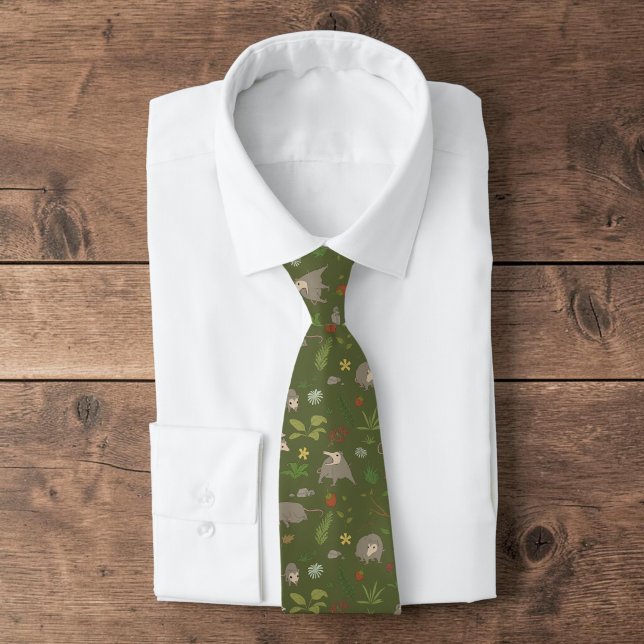 Cravate Possums dans un champ de baies en vert (Opossum pattern forest green tie staged as a funny novelty animal necktie and unique mens dad gift.)