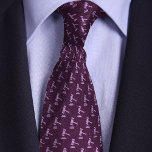 Cravate Purple Gavel Procureur Motif<br><div class="desc">Légalement,  les gavels sont destinés à attirer l'attention,  et ce mignon petit motif de gavel le fera certainement. Idéal pour les avocats,  avocats et autres professionnels du droit,  ces dessins colorés seront certainement soutenus. Créez un cadeau parfait en ajoutant une paire de chaussettes avec le même design.</div>