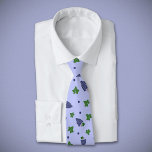 Cravate Raisins<br><div class="desc">Cravate d'un homme avec un motif de raisins,  feuilles verts et pois sur un arrière - plan violet clair. Un beau cadeau pour un vigneron. Il peut également être utilisé dans une cave à vin ou dans un vignoble lorsque vous travaillez !</div>