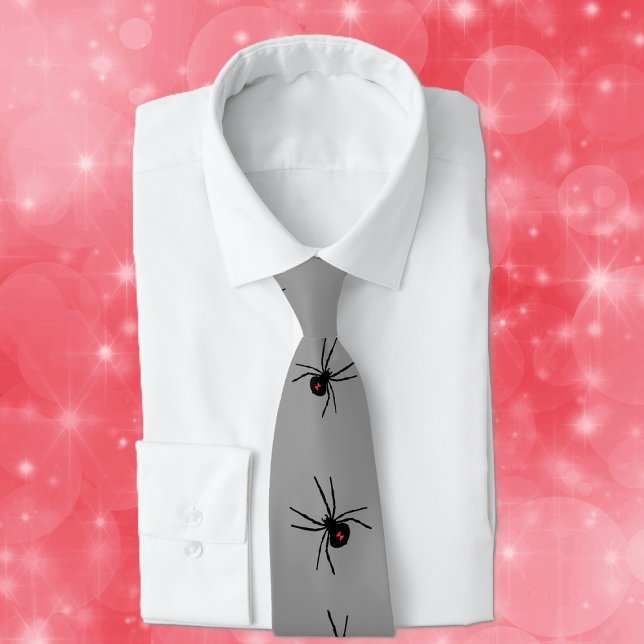Cravate Rangée d'araignées noires de veuve rouge marquant  (Line of black creepy crawley poisonous black widow spiders on dark grey neck tie.)