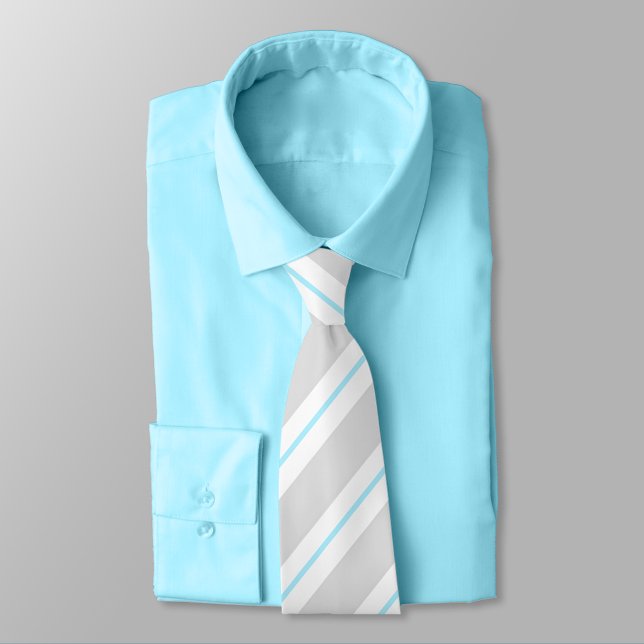 Cravate rayé gris, bleu diamant et blanc (Grey, Diamond Blue, and White Striped Necktie on Blue Shirt)