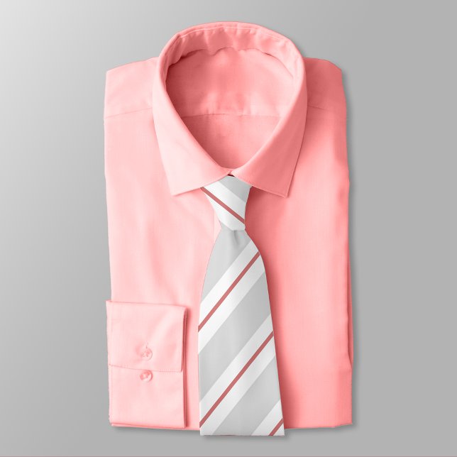Cravate rayé gris, rose de New York et blanc (New York Pink, and White Striped Necktie on New York Pink Shirt)