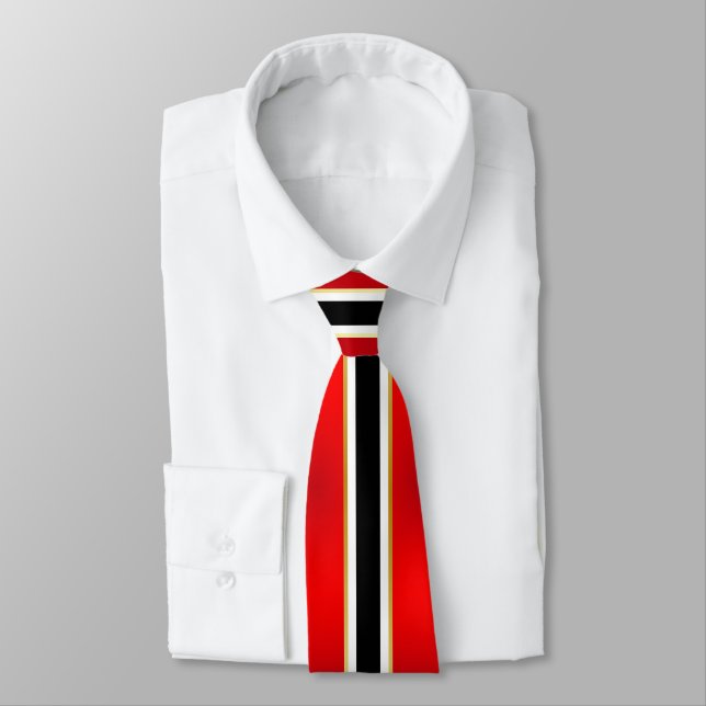 Cravate Rayures blanches noires et or sur fond rouge (Attaché)