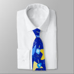 Cravate Rêves du milieu du siècle bleu<br><div class="desc">Montrez votre style cette saison Hanoukka avec ce design amusant et rétro dreidel!</div>