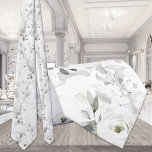 Cravate Rose blanc Desdias Eucalyptus Mariage blanc pâle<br><div class="desc">Cravate mariage douce et élégante,  blanche et verdoyante,  avec une aquarelle peinte dans un décor de Roses de Desdia blanc et de verdure d'eucalyptus argenté.</div>