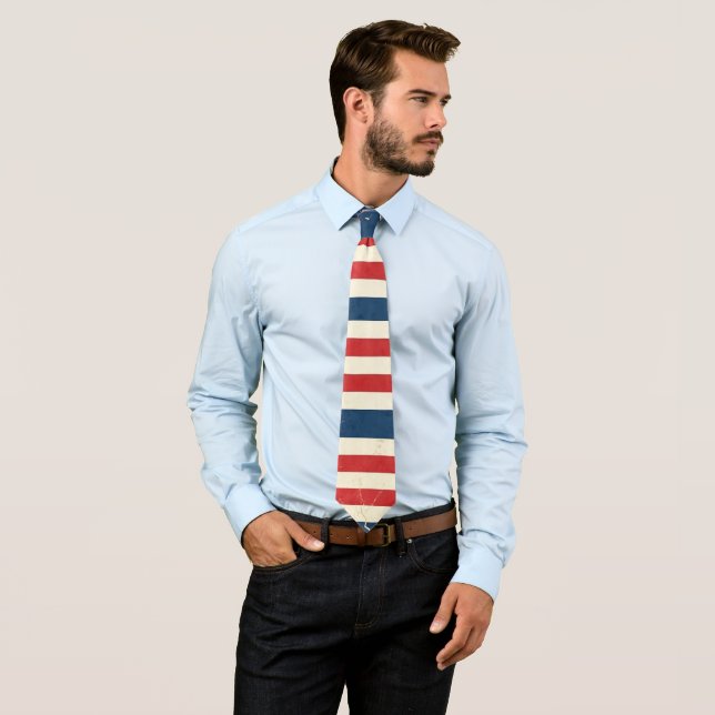 Cravate Rouge Blanc Bleu Rayures Patriotiques Vintage (En situation)