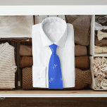 Cravate Royal bleu blanc nom motif script moderne<br><div class="desc">Personnalisez et ajoutez votre nom. Votre nom en tant que motif,  écrit avec un script de style à la mode. Arrière - plan bleu royal,  texte blanc.</div>