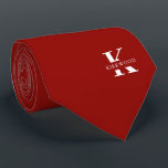 Cravate Ruby Red Elegant Monogramme   Nom | Sur un côté<br><div class="desc">Une élégante cravate à un côté avec un monogramme blanc audacieux sur un arrière - plan rouge rubis profond. En plus de ce monogramme est inscrit votre prénom ou nom de famille dans toutes les capitales. Plus de 40 couleurs uniques sont disponibles en version unilatérale et biface.</div>