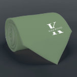 Cravate Sage Green Élégant Monogramme   Nom<br><div class="desc">Une élégante cravate à deux côtés avec un monogramme blanc audacieux sur un arrière - plan Sage Green. En plus de ce monogramme est inscrit votre prénom ou nom de famille dans toutes les capitales. Si vous préférez un look plus audacieux pour le nom personnel à l'intérieur de la grande...</div>