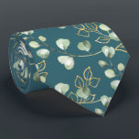 Cravate Sage Green & Gold Eucalyptus Turquoise Green Maria<br><div class="desc">Un cravate de mariage simple mais élégant avec des sprigs d'eucalyptus vert sauge et or brillant dans un motif clair contre un arrière - plan vert turquoise solide.</div>