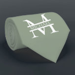 Cravate Sage Vert Elégant Personnalisé Monogramme & Nom<br><div class="desc">Monogramme et cadeaux de nom élégants personnalisés avec monogramme personnalisé dans le style de police serif classique avec boîte de nom au milieu du monogramme.</div>