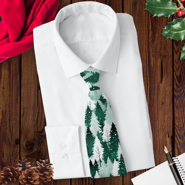 Cravate Scène de neige de la forêt d'hiver arbres à motifs (A men's green and white tie with pattern of a winter forest in snow. Ideal for the Christmas season.)