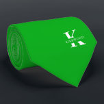 Cravate Shamrock Green Elegant Monogramme   Nom<br><div class="desc">Une élégante cravate à deux côtés avec un monogramme blanc audacieux sur un arrière - plan vert Shamrock Festif. En plus de ce monogramme est inscrit votre prénom ou nom de famille dans toutes les capitales. Si vous préférez un look plus audacieux pour le nom personnel à l'intérieur de la...</div>