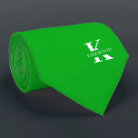 Cravate Shamrock Green Elegant Monogramme   Nom<br><div class="desc">Une élégante cravate à deux côtés avec un monogramme blanc audacieux sur un arrière - plan vert Shamrock Festif. En plus de ce monogramme est inscrit votre prénom ou nom de famille dans toutes les capitales. Si vous préférez un look plus audacieux pour le nom personnel à l'intérieur de la...</div>