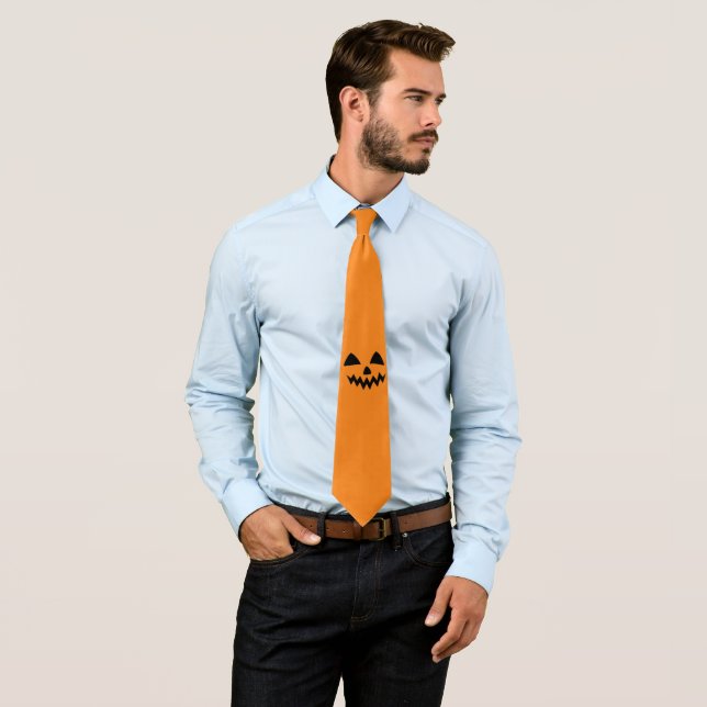 Cravate Simple Citrouille d'Halloween face fantôme flippan (En situation)