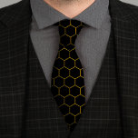 Cravate Simple et élégant motif de nid d'abeille jaune noi<br><div class="desc">Motif à thème abeille au miel avec hexagones de nid d'abeille. Couleurs principales de ce design élégant : noir et jaune.</div>