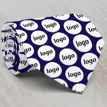 Cravate Simple motif de logo d'entreprise bleu marine<br><div class="desc">Conception de motif de logo simple pour favoriser la fidélité à la marque et promouvoir votre petite entreprise. Idéal comme uniforme et pour un salon professionnel ou un événement d'entreprise. Remplacez le logo par le vôtre et changez la couleur de fond bleu marine foncé dans l'outil de conception pour personnaliser....</div>