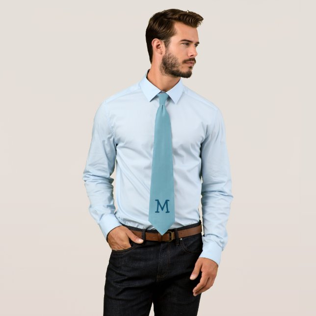 Cravate "Son Monogram'" fait sur commande sur un beau bleu (En situation)