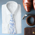 Cravate Style moderne bleu blanc floral Paisley<br><div class="desc">Style moderne bleu bleu blanc floral Motif botanique Paisley Mens Cravate présente un motif floral cachemire bleu. Parfait comme cadeaux pour lui pour anniversaire,  Noël,  vacances,  ou pour papa pour Fête des pères et bestman et marié pour mariages. Conçu par Evco Studio www.zazzle.com/store/evcostudio</div>