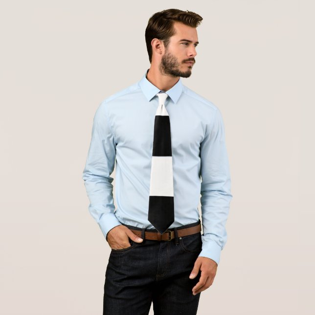 Cravate Swagger cette bande large noire et blanche (En situation)