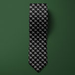 Cravate Tracteur agricole noir et argent<br><div class="desc">Rien n'est plus emblématique dans la campagne agricole qu'un tracteur,  ce qui rend ce design simple mais élégant idéal pour le fermier dans votre vie. Créez une combinaison de cadeaux avec une paire de chaussettes assorties avec le même design.</div>