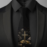 Cravate Traverser Sur Un Rocher<br><div class="desc">Élevez votre tenue formelle avec le Cravate Cross On A Rock, avec une croix dorée frappante contre un arrière - plan noir profond. Ce design intemporel symbolise la foi et la force, en faisant un accessoire parfait pour les événements ecclésiastiques, les cérémonies religieuses, les mariages, Pâques et les occasions spéciales....</div>