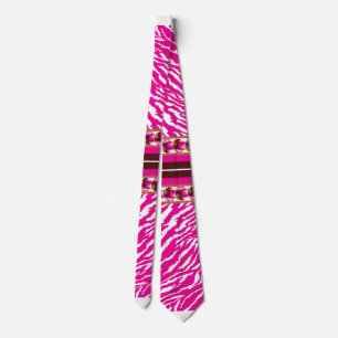 Cravate Un motif floral complexe en rose et blanc, art