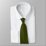 Cravate Verdun foncé vert moderne couleur solide<br><div class="desc">Costume d'affaires cravate et décontractée tenue vestimentaire de marque de mode imprimé avec Dark Verdun Vert Moderne 21e siècle Design en couleur solide par TheFabricSeal imprimer sur demande magasin à Zazzle.com #ZazzleMade https://www.zazzle.com/store/thefabricseal Avec initiales F S pour notre magasin Fabric Seal sur le bas du dos, vous pouvez facilement personnaliser...</div>