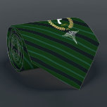 Cravate Vert fait sur commande de monogramme de pédicure<br><div class="desc">Une cravate personnalisée rayée verte a travaillé pour le spécialiste ou le pédicure en pied et avec le vôtre ou le monogramme de votre destinataire de cadeau à l'intérieur d'une guirlande de feuille d'or de faux.</div>