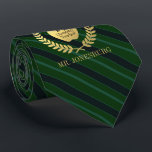 Cravate Vert fait sur commande d'or de Faux de professeur<br><div class="desc">Une cravate nommée faite sur commande comportant le faux "a imprimé" la feuille d'or détaillant le fond de la cravate avec un arrière - plan vert/par noir barré. Dans ceci sont les taches pour le nom de professeurs, le sujet, et le fait qu'elles sont le professeur du numéro un dans...</div>