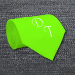 Cravate vert néon solide - vos monogrammes<br><div class="desc">Couvercle couleur solide en vert fluorescent/néon. Vous pouvez personnaliser cette cravate avec vos propres monogrammes. Grande couleur rétro pour une fête maison / pour toute occasion où vous devez porter une couleur attrayante. Conception par Alma Wad. IMPRIMÉE DES DEUX CÔTÉS.</div>