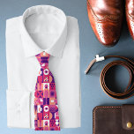 Cravate Vin rose violet rétro Bauhaus Motif<br><div class="desc">Retro Pink Purple Wine Bauhaus Motif Accessoires de costume Cravates dispose d'un motif de vin vintage en rose,  violet et blanc. Cadeaux parfaits pour les amateurs de vin pour anniversaires,  célébrations,  cadeaux de remerciement,  personnel,  cadeaux de Noël et de vacances. Créé par Evco Studio www.zazzle.com/store/evcostudio</div>