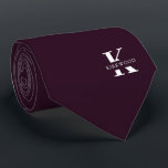Cravate Vin Violet | Monogramme Nom Élégant | Un côté<br><div class="desc">Une cravate unie élégante avec un monogramme blanc gras sur un fond pourpre vin foncé.  Sur ce monogramme est inscrit votre prénom ou nom en lettres majuscules.</div>