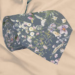Cravate Vintage Elégant bleu Dusty Floral Mariage Necktie<br><div class="desc">Complétez la tenue du marié avec la cravate Vintage et élégante bleu bleu floral. Dotée d'un arrière - plan bleu foncé orné d'élégantes fleurs d'aquarelle, cette cravate ajoute une touche de sophistication et de style. Faisant partie de la collection Vintage Elegant Dusty Blue Floral Mariage, il assure un look coordonné...</div>