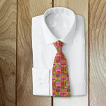 Cravate Vintage Word Collage 1970s Style Motif de Noël<br><div class="desc">Ajoutez une touche vintage à votre look de Noël cette année avec cette cravate de style rétro. Il présente un collage de salutations de Noël et de paroles dans une palette de couleurs seventies style rose,  orange,  rouge,  vert et vert citron. L'envers a une impression géométrique de coordination.</div>