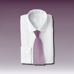 Cravate violet ombre - moderne<br><div class="desc">Violet ombré - cravate moderne. Ce dégradé va du magenta noir au magenta bleu.Couleurs mélangées simples et élégantes. De la boutique du design d'Alma. Idéal pour la remise des diplômes, fêtes, anniversaire . Imprimé sur les deux côtés.</div>
