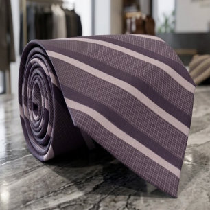 Cravate Violet rose grisâtre sur une grille de plum pourpr