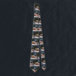 Cravate Winter Bulldog Caravan Christmas Adventure<br><div class="desc">Laissez-vous tenter par la magie d'une nuit d'hiver enneigée alors qu'une caravane glisse gracieusement à travers le paysage illuminé par la lune. La beauté sereine de la neige scintillante et l'éclat enchanteur de la lune créent une scène captivante, promettant une aventure de Noël inoubliable remplie de chaleur, de joie et...</div>