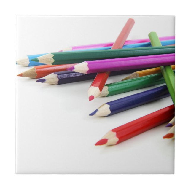 Crayons de couleur empilés sur carreau de céramiqu (Devant)
