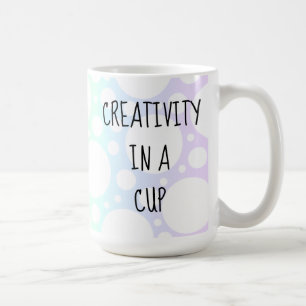 Créativité dans une tasse arc-en-ciel