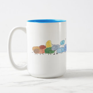 Créatures mignonnes et duveteuses sur un mug