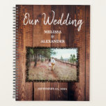 Créez votre propre Wedding planner photo en bois r<br><div class="desc">Créez votre propre Wedding planner photo en bois rustique. Ajoutez votre propre photo,  texte et noms pour créer un Wedding planner unique et personnel.</div>