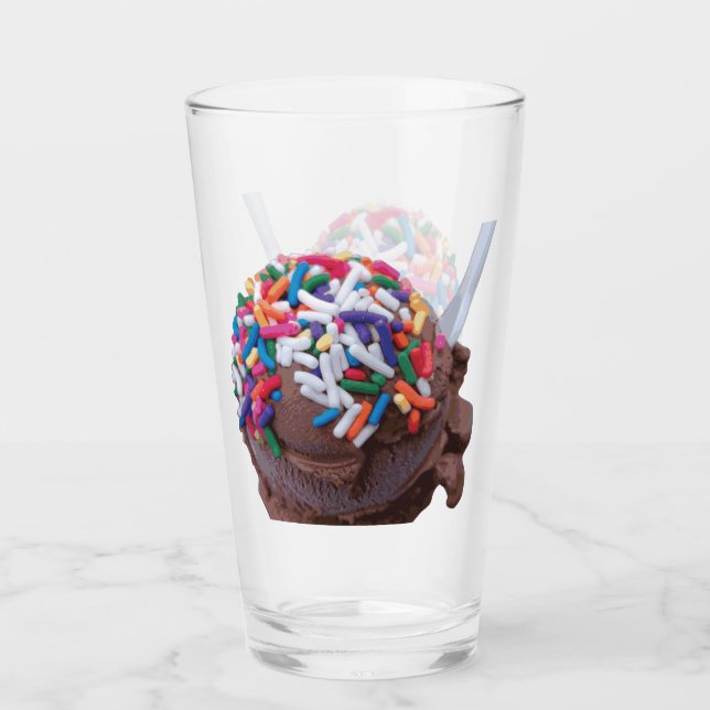 Crème glacée au chocolat foncé avec verre arrosé (Devant)
