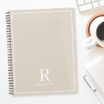 Crème moderne neutre Beige Nom de famille<br><div class="desc">Carnet de planificateur sur mesure avec monogramme de nom de famille moderne classique sur arrière - plan de couleur terreux neutre.</div>