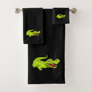 Crocodile mignon sur serviette de bain noire