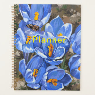 Crocus bleus et une abeille
