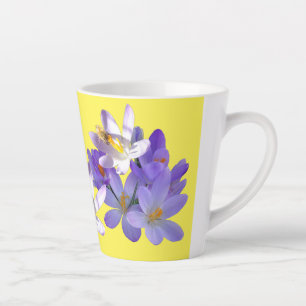 Crocus pourpres avec Mug en latte jaune d'abeille