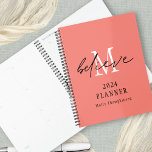 Croire Script 2024 Monogramme Nom initial Coral<br><div class="desc">Croyez Script 2024 Monogramme Nom initial Coral. Gardez-vous organisé pour l'année à venir avec ce design inspirant avec un mot encourageant, Croyez, dans un script informel ensemble superposé sur votre initiale en blanc sur un arrière - plan rose corallien rose. Personnalisez avec l'année et votre nom. Une couleur corail assortie...</div>