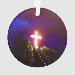 Croix brillante à la nuit Dieu aime